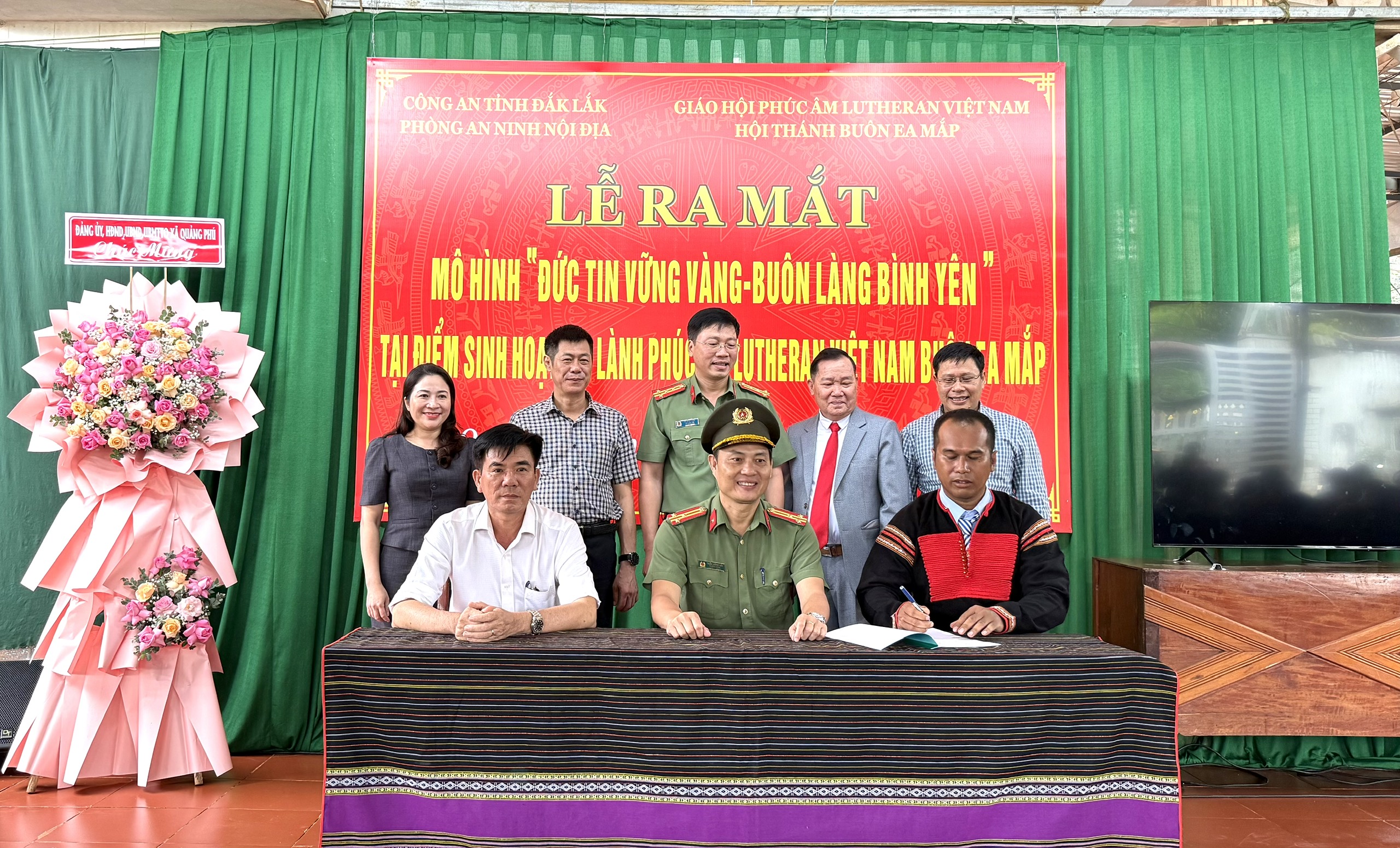 Phòng An ninh nội địa, Công an tỉnh Đắk, UBND xã Quảng Phú và điểm nhóm Tin lành Phúc âm Lutheran Việt Nam tại buôn Ea Mắp ký cam kết về việc thực hiện các nội dung của mô hình